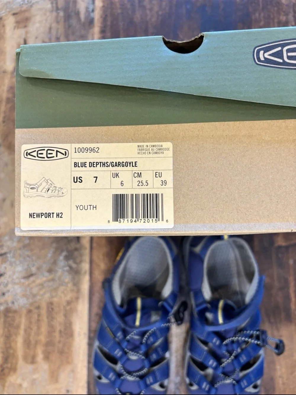 Keen Newport H2 men/big boys size 7 Navy and Gray Closed-Toe Water Sandals